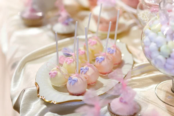 Svatební dort pops v růžové a fialové — Stock fotografie