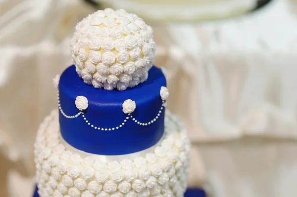 फुलांसह सजवलेले निळा लग्न केक — स्टॉक फोटो, इमेज