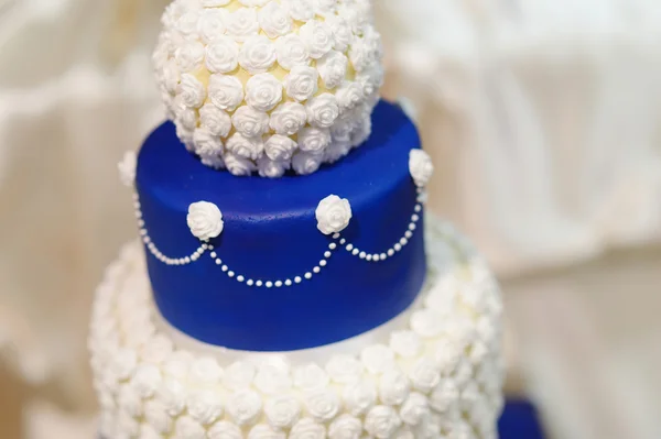 Blue wedding cake decorated with flowers — Stock Photo, Image