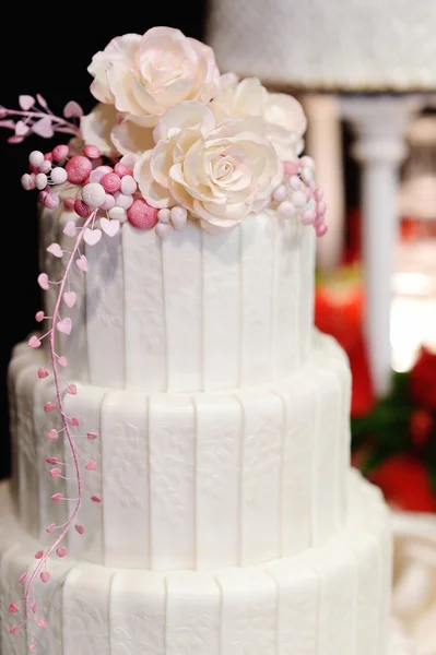 Pastel de boda blanco decorado con flores de color rosa —  Fotos de Stock