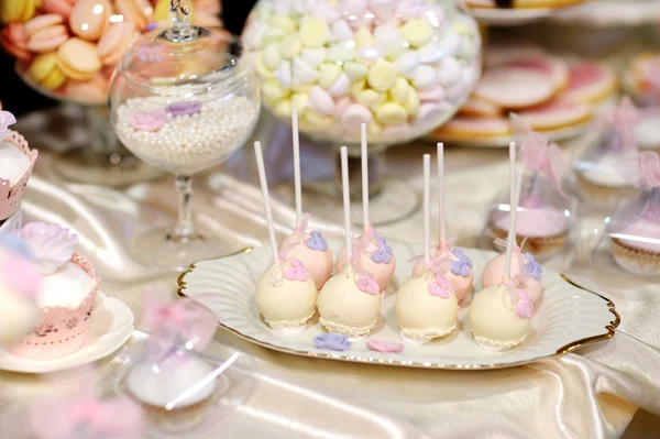 Gâteau de mariage éclate en rose et violet — Photo