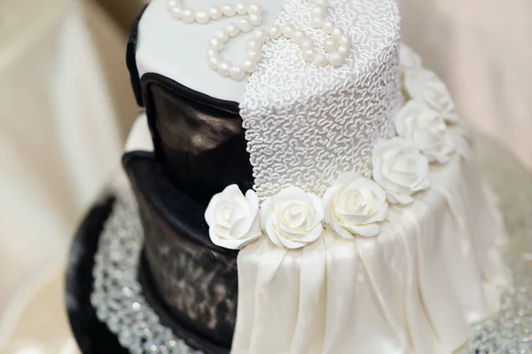 Bolo de casamento branco e preto — Fotografia de Stock