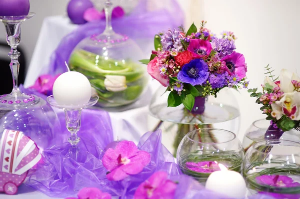 Hermosas flores púrpuras como decoración de mesa —  Fotos de Stock