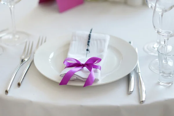 イベントパーティーや結婚式のレセプションのテーブルセット ストック画像