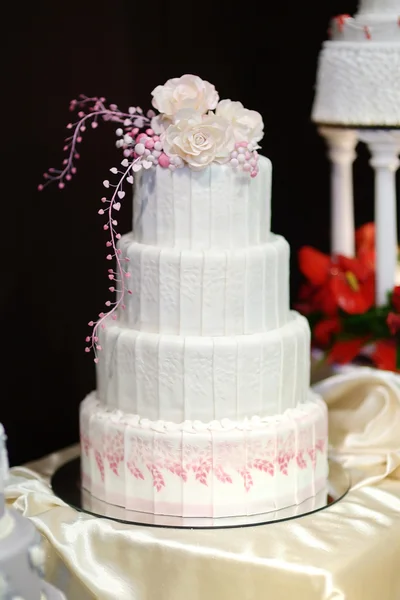 ピンク色の花で飾られた白いウエディング ケーキ ストック写真