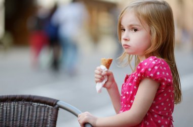 sevimli küçük kız açık havada dondurma yeme