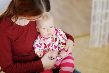 sevimli küçük bebek kız ve annesi