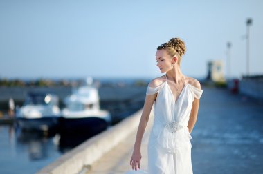 mooie bruid poseren in een haven