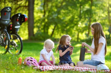 genç anne ve kızları piknik