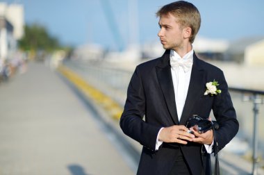 Bir anlık fotoğraf makinesi ile fotoğraf çekme damat