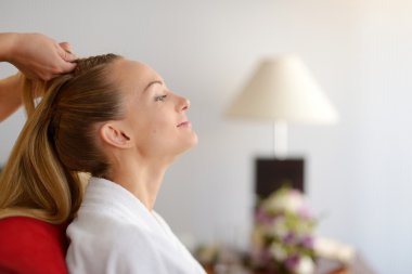 Genç gelin saçını Başlarken