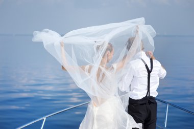 mutlu gelin ve damat bir yatta