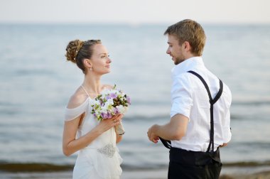 Plaj Düğün: gelin ve damat denizin kenarında
