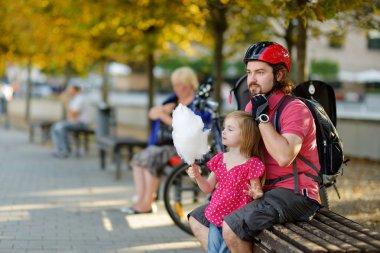 kent bisikleti - bir şehirde bir çocukla genç Baba