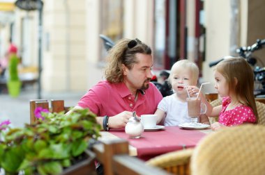 Baba ve kızı açık bir kafede, rahatlatıcı