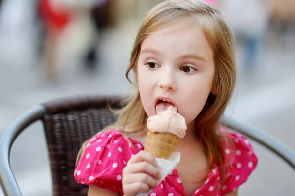 Sevimli küçük kız açık havada dondurma yeme — Stok fotoğraf