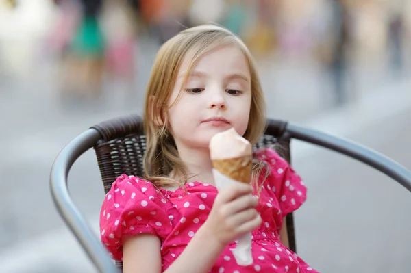 Adorable niña comiendo helado al aire libre — Foto de Stock