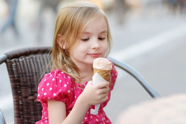 Adorabile bambina che mangia gelato all'aperto — Foto Stock