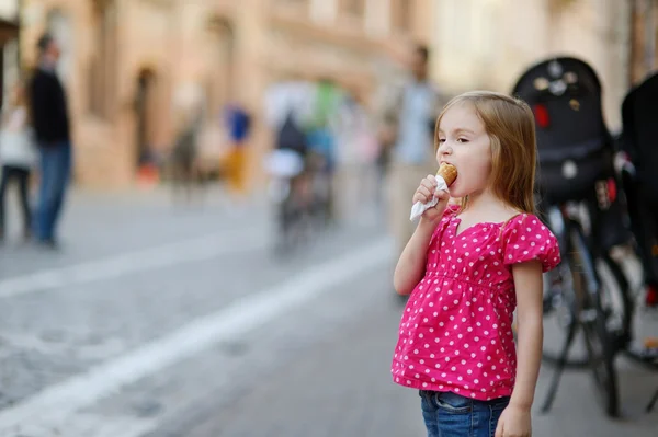 Adorable niña comiendo helado al aire libre — Foto de Stock