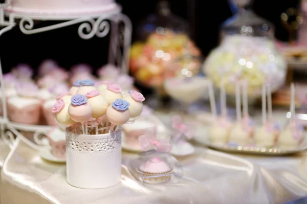 Bröllopstårta dyker dekorerad med socker blommor — Stockfoto