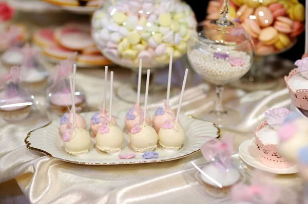 Bolo de casamento aparece em rosa e roxo — Fotografia de Stock