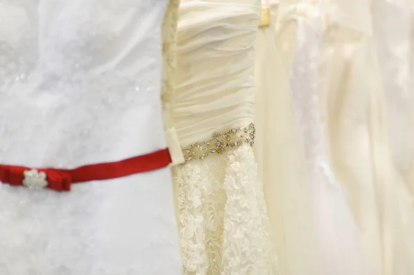Alcuni bei vestiti da sposa — Foto Stock