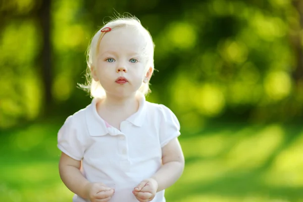 Adorable portrait de petite fille en plein air — Photo