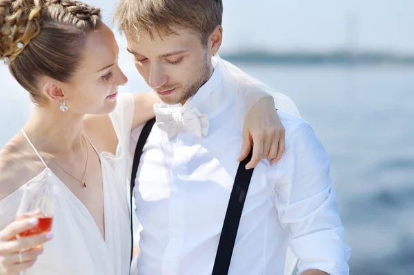 Feliz novia y novio bebiendo champán — Foto de Stock