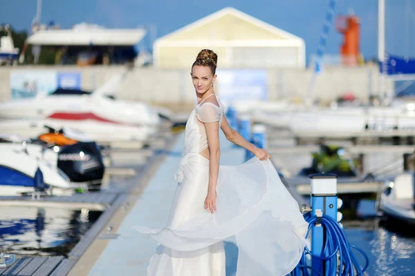 Hermosa novia posando en un puerto — Foto de Stock