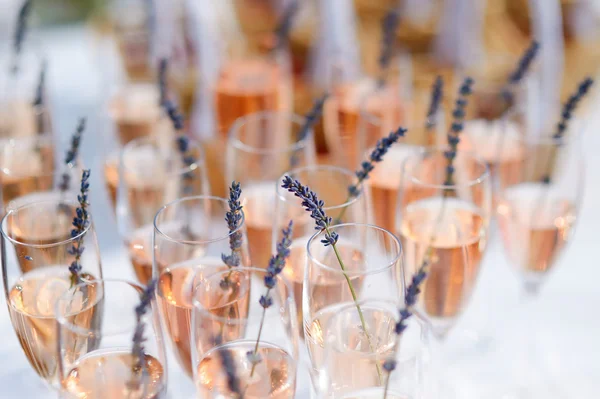 Copos de com champanhe decorado com lavanda — Fotografia de Stock