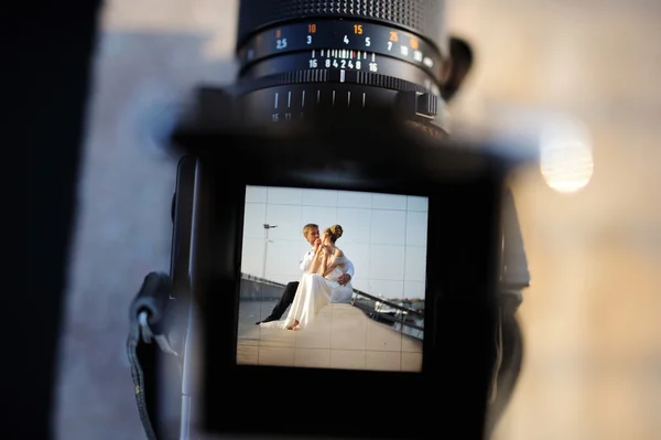 Fotografar um casamento com uma câmera vintage — Fotografia de Stock