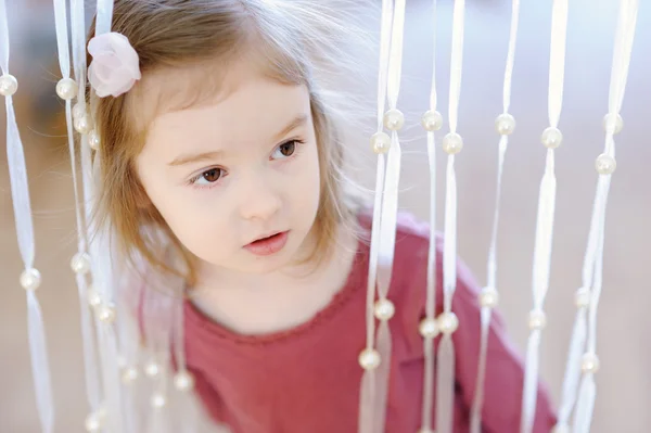 Adorable petit portrait de fille à l'intérieur — Photo