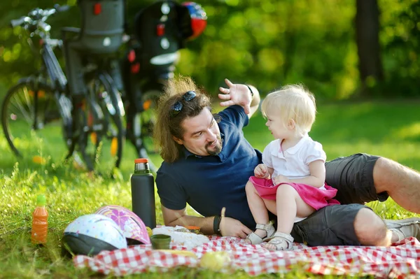 Giovane padre e sua figlia a fare un picnic — Foto Stock