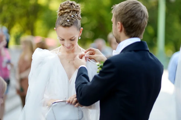 Novia y novio felices preparándose para una boda — Foto de Stock