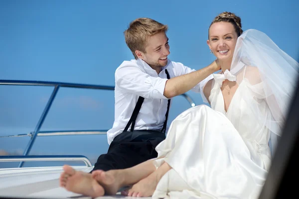 Happy bride and groom on a yacht — Stock Photo, Image