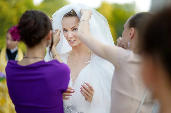 Krásná nevěsta venku před svatbou — Stock fotografie