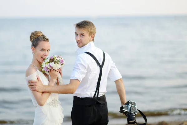 Casamento de praia: noiva e noivo junto ao mar — Fotografia de Stock