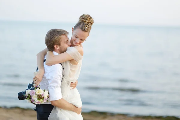 Beach bröllop: bruden och brudgummen vid havet — Stockfoto