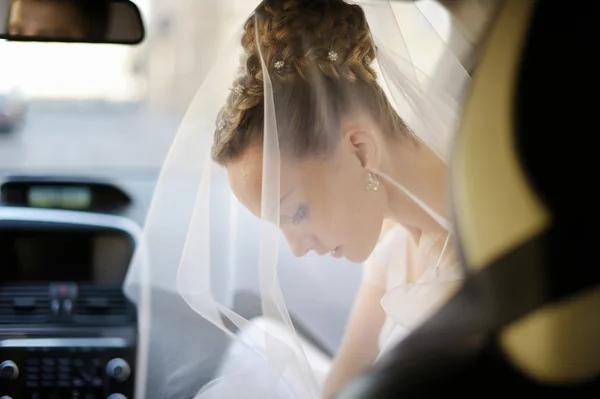 Krásná mladá nevěsta portrét v autě — Stock fotografie