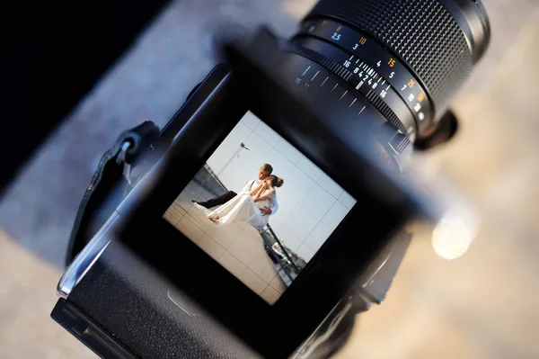 Disparar una boda con una cámara vintage — Foto de Stock