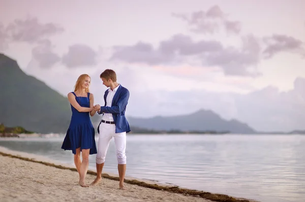 Belo casal romântico em uma praia tropical — Fotografia de Stock