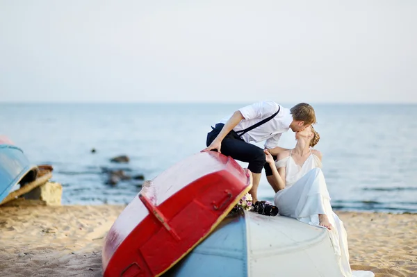 Novia feliz y novio abrazándose junto al mar — Foto de Stock