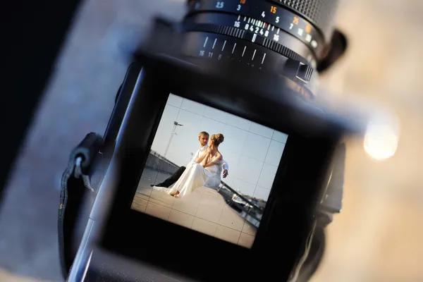 Aufnahme einer Hochzeit mit einer Vintage-Kamera — Stockfoto