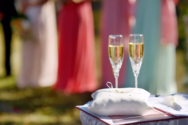 Conjunto de símbolos de casamento, incluindo anéis e óculos — Fotografia de Stock