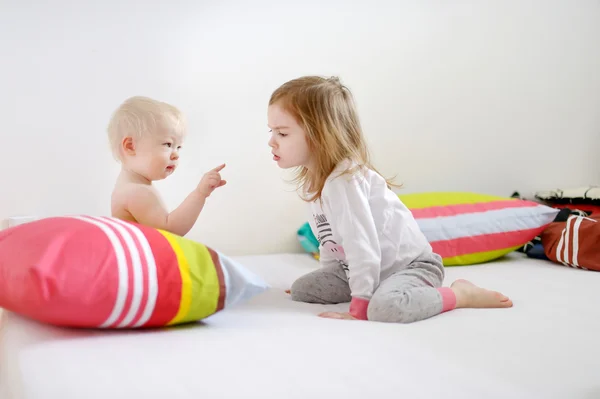 Twee kleine zusters in bed op ochtend — Stockfoto