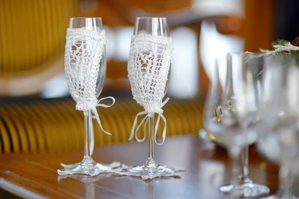 Dois copos de champanhe de casamento vazios — Fotografia de Stock