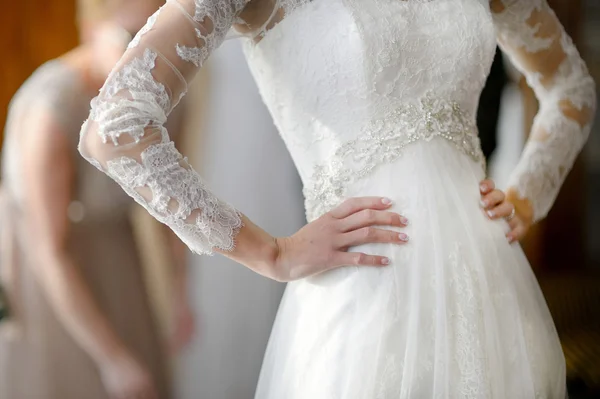 Die Hände der Braut an einem Brautkleid — Stockfoto