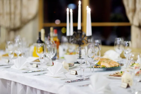 Bir etkinlik ya da düğün resepsiyonu için masa hazır. — Stok fotoğraf