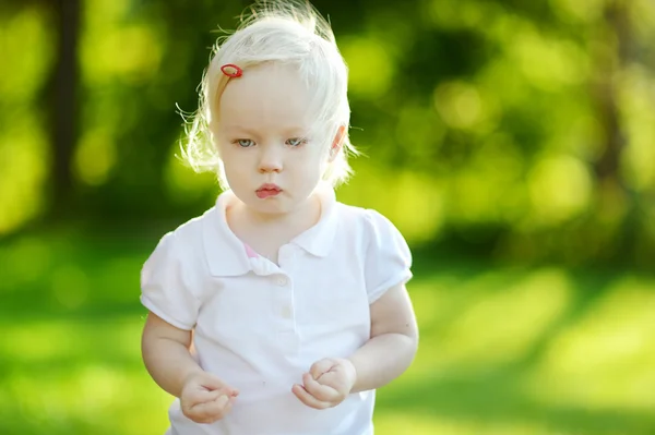 Adorabile bambina ritratto all'aperto — Foto Stock