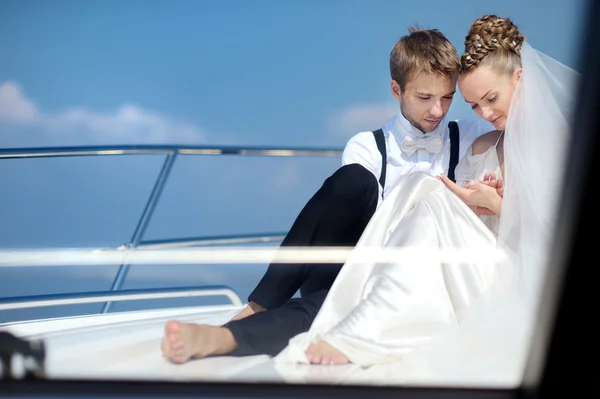 Lyckliga bruden och brudgummen på en yacht — Stockfoto